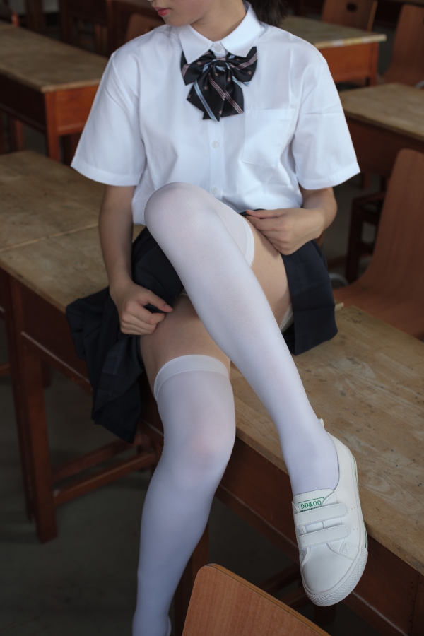 森萝财团 教室里的JK白丝少女(1)