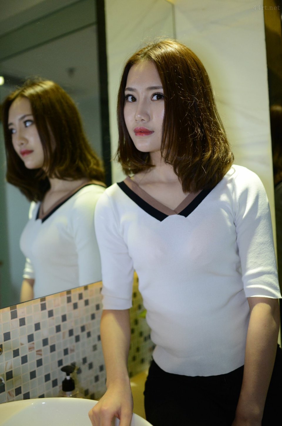极品美女国模杨杨超大尺度私拍人体