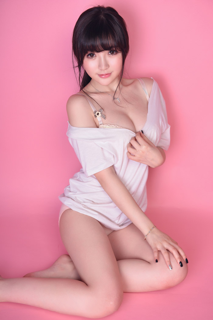 推女神美女米妮mini小秀乳沟么么哒